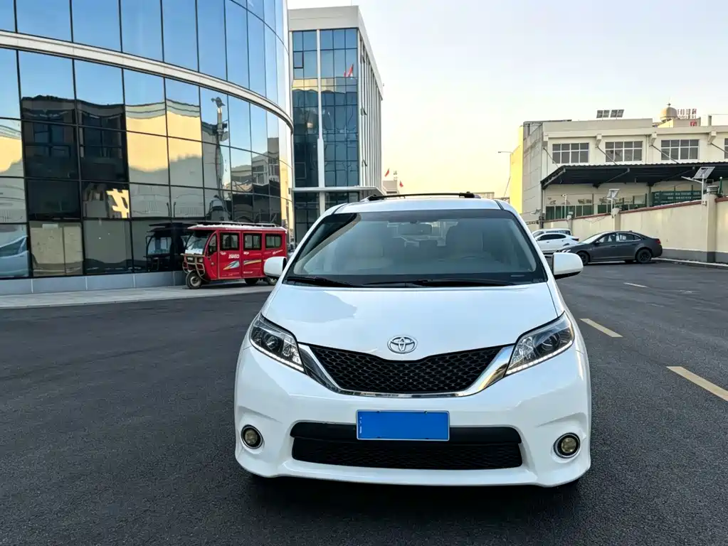 Toyota Sienna — миниатюра 2