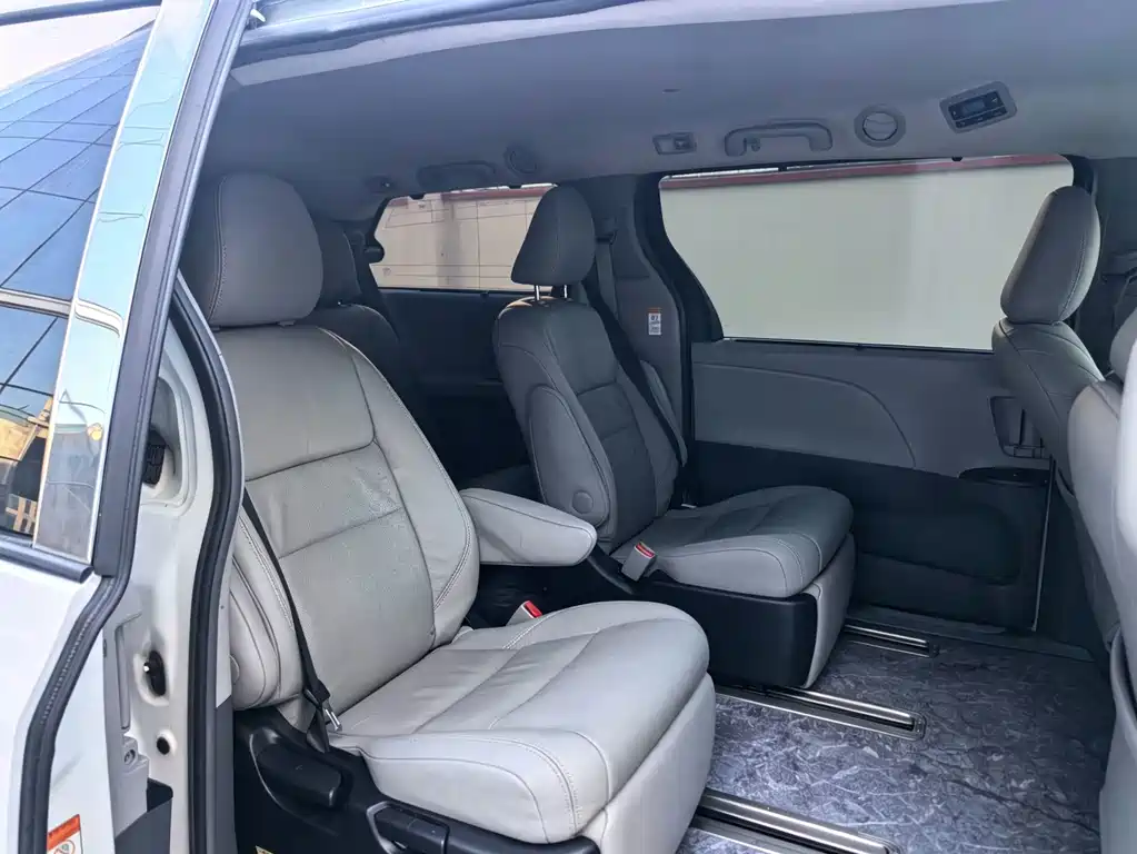 Toyota Sienna — миниатюра 3