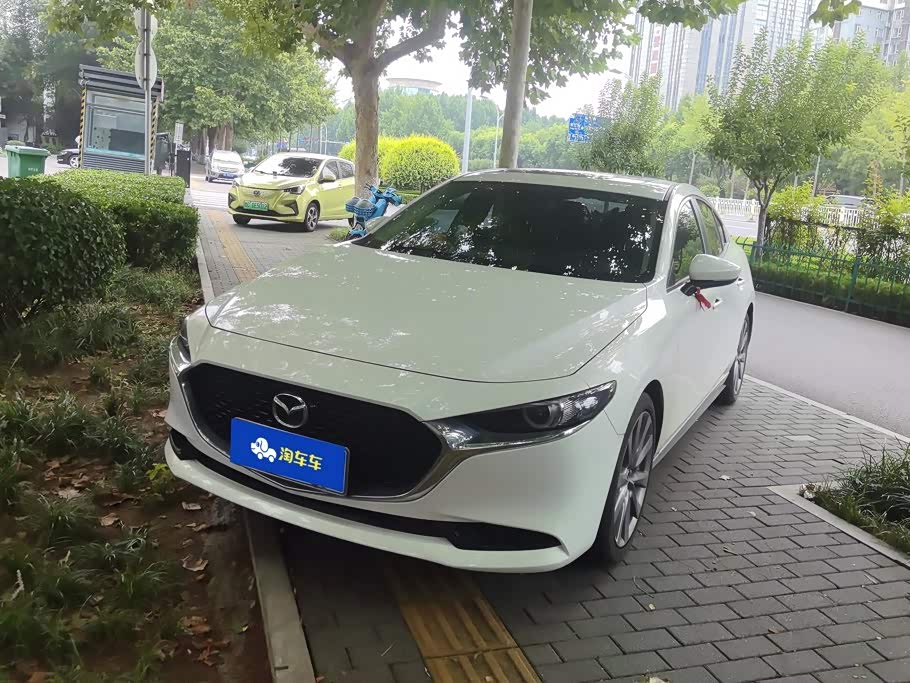 Mazda Mazda3 Axela 2.0 л 2023 г. Белый, пробег 26200 км