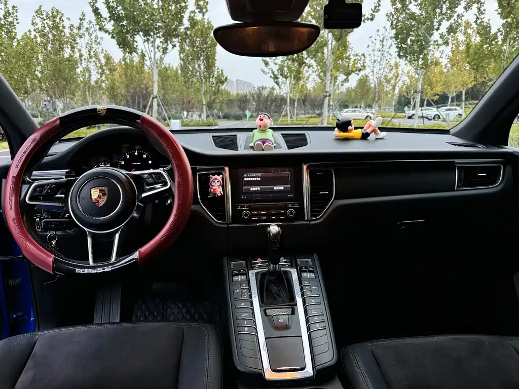 PORSCHE MACAN