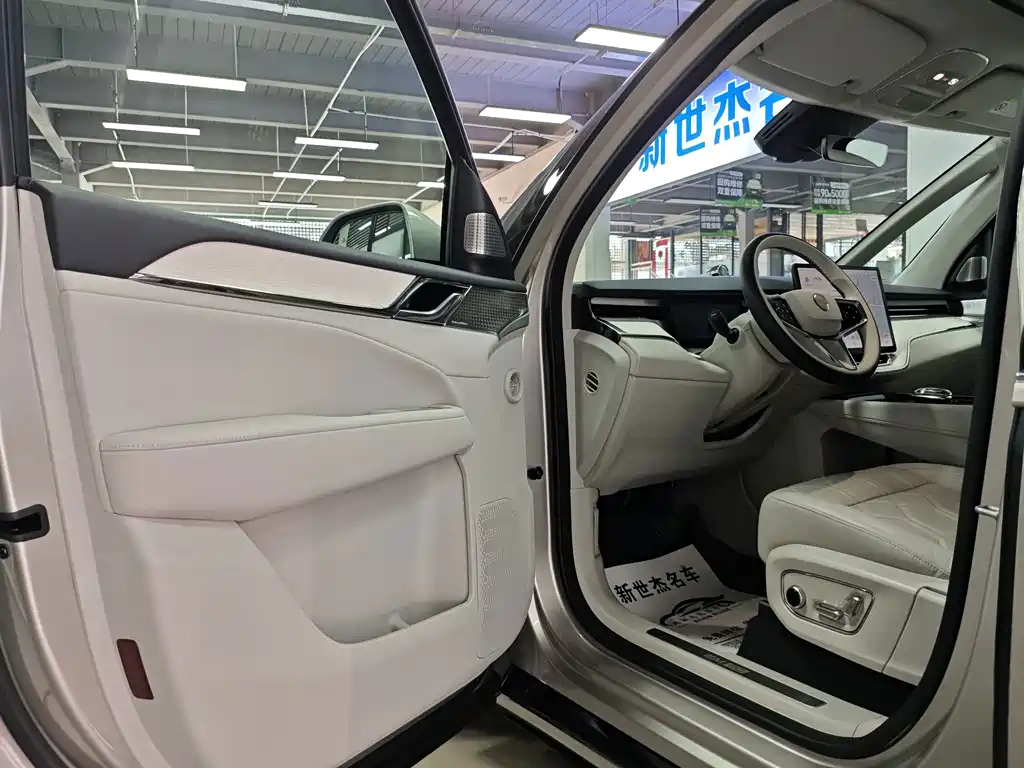 Volvo EM90 — миниатюра 4