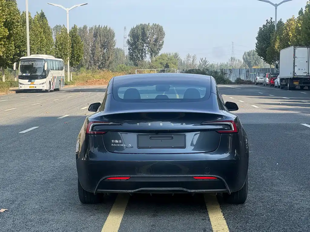 Tesla Model 3 — миниатюра 7