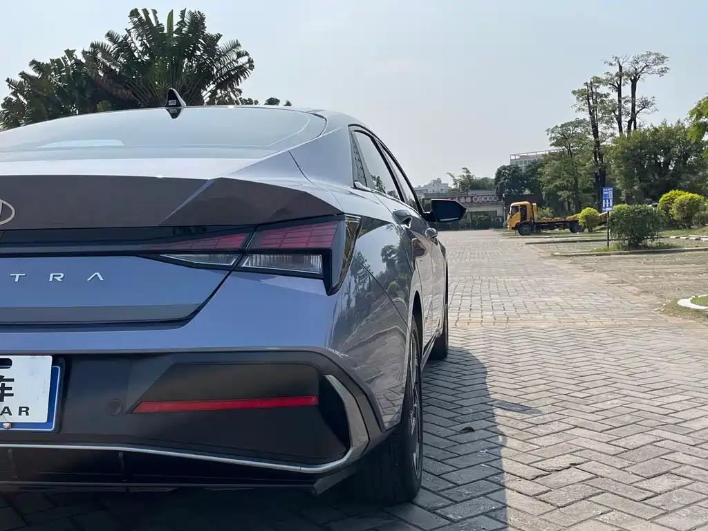 Hyundai Elantra — миниатюра 10