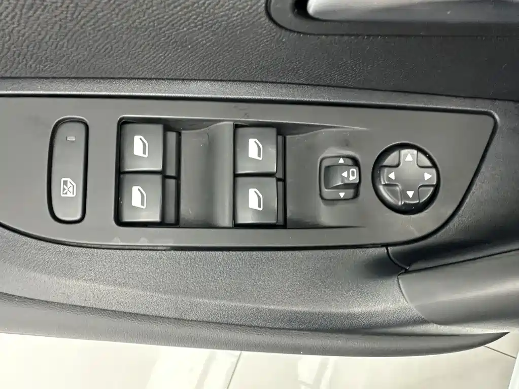 Peugeot 2008 — миниатюра 12