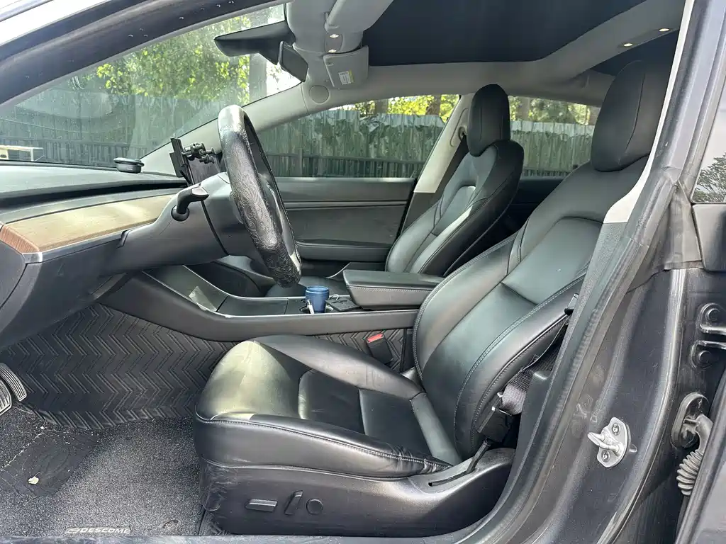 Tesla Model 3 — миниатюра 8