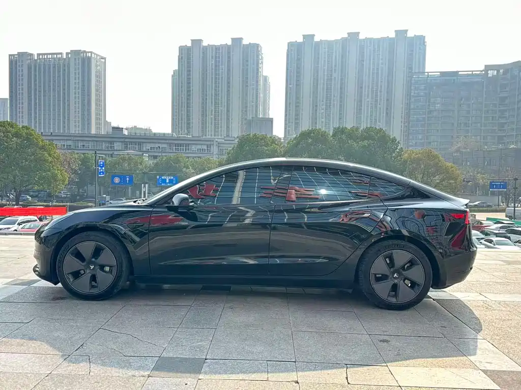 Tesla Model 3 — миниатюра 7
