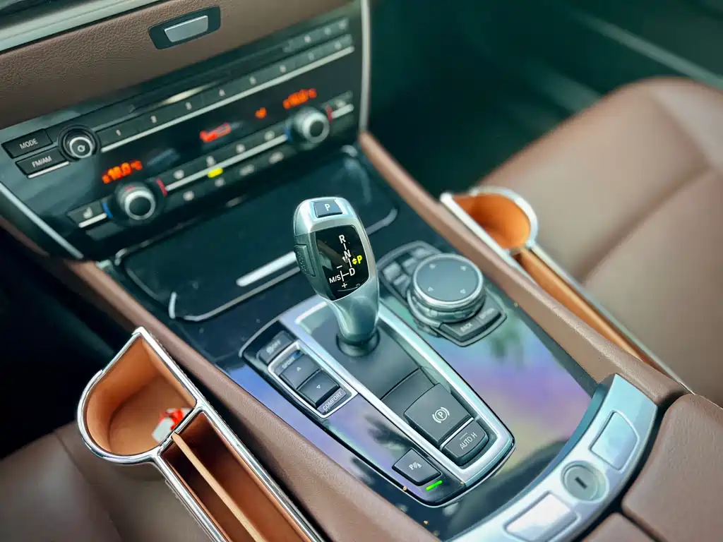 BMW 5 Series GT 528i Leading Type, фото 13