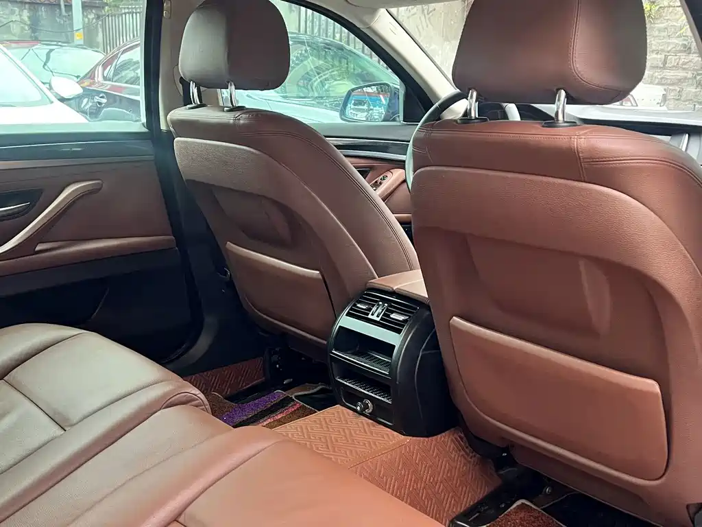 BMW 5 Series — миниатюра 13