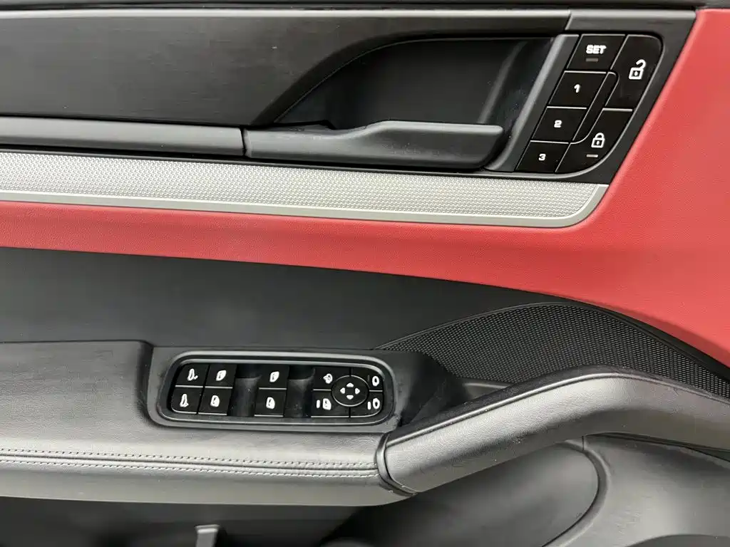 Porsche Cayenne — миниатюра 19