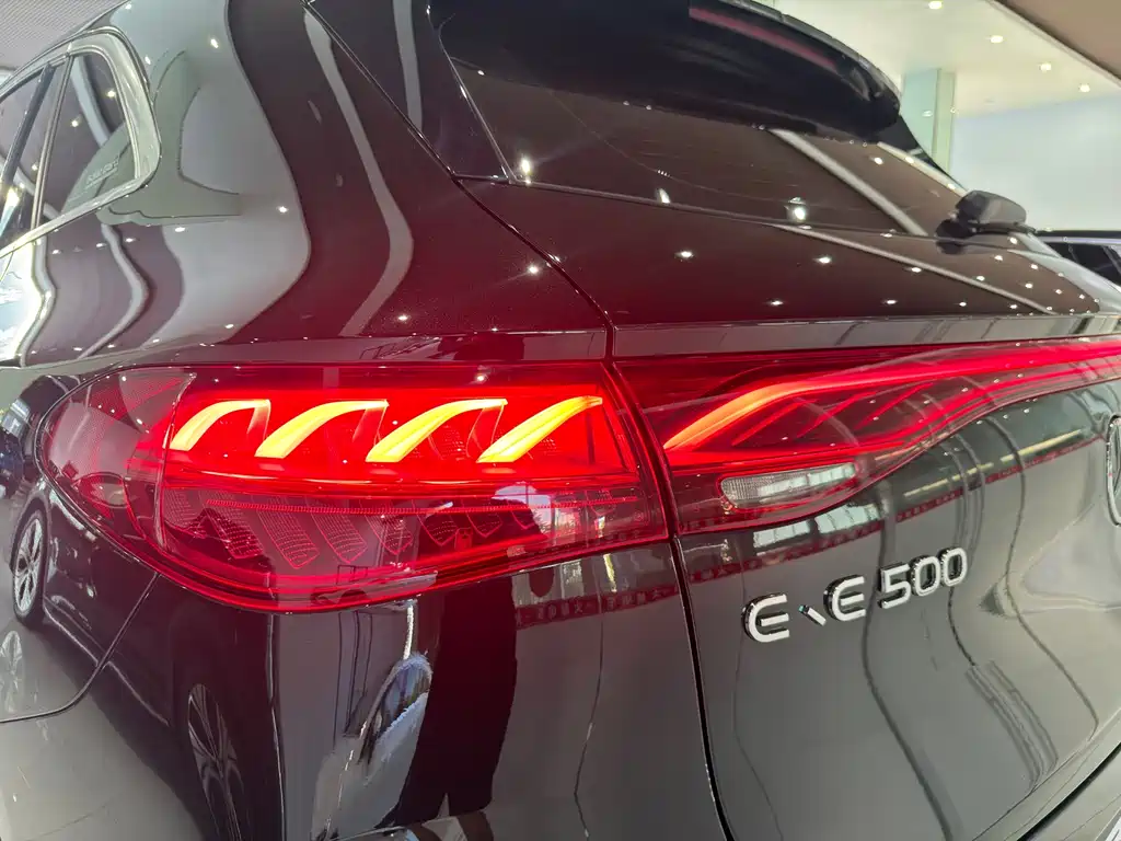 Mercedes-Benz EQE SUV — миниатюра 12