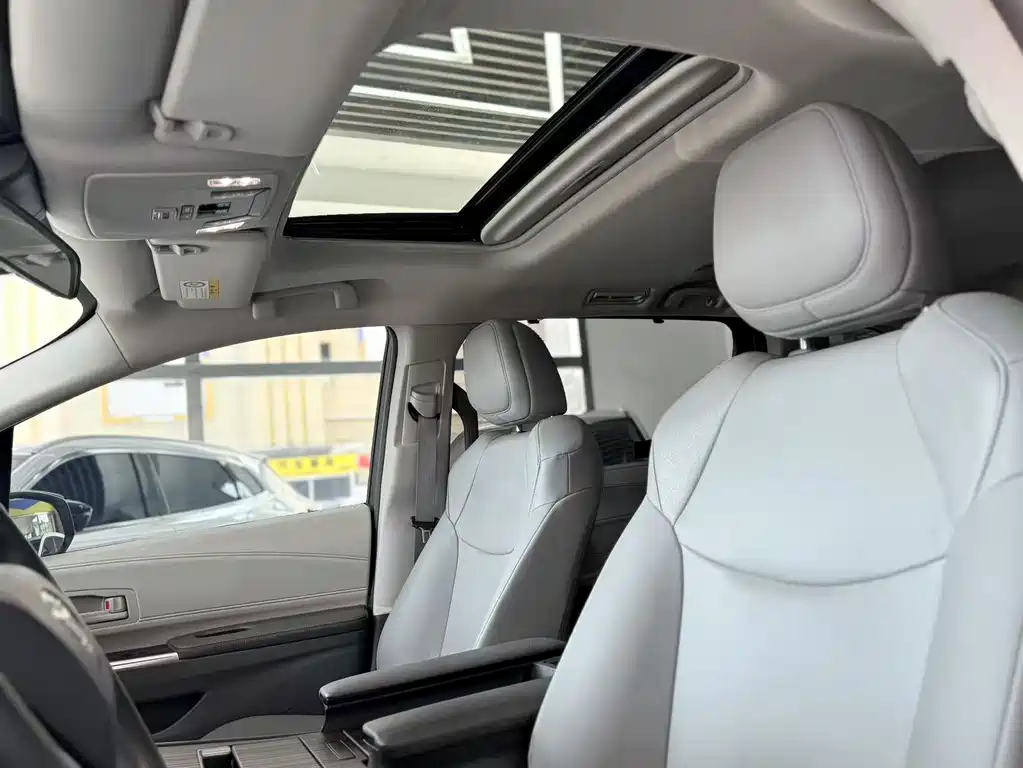 Toyota Granvia — миниатюра 6