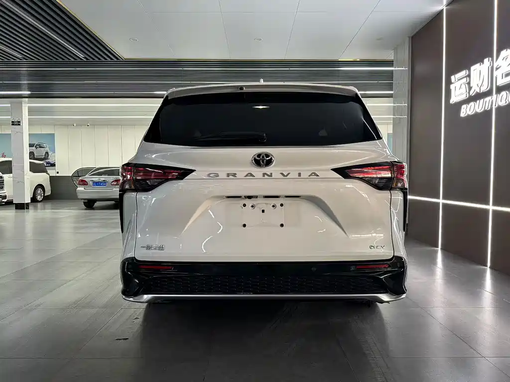 Toyota Granvia 2024 2.5L Luxury PLUS