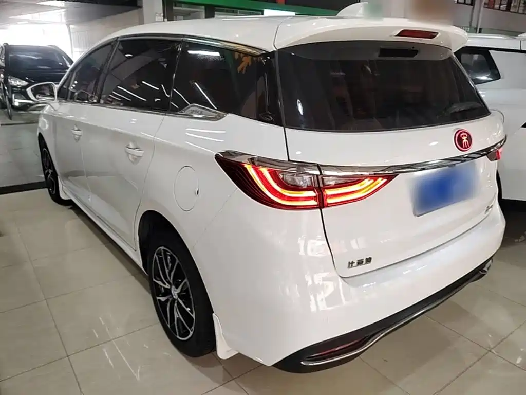 BYD MAX — миниатюра 5