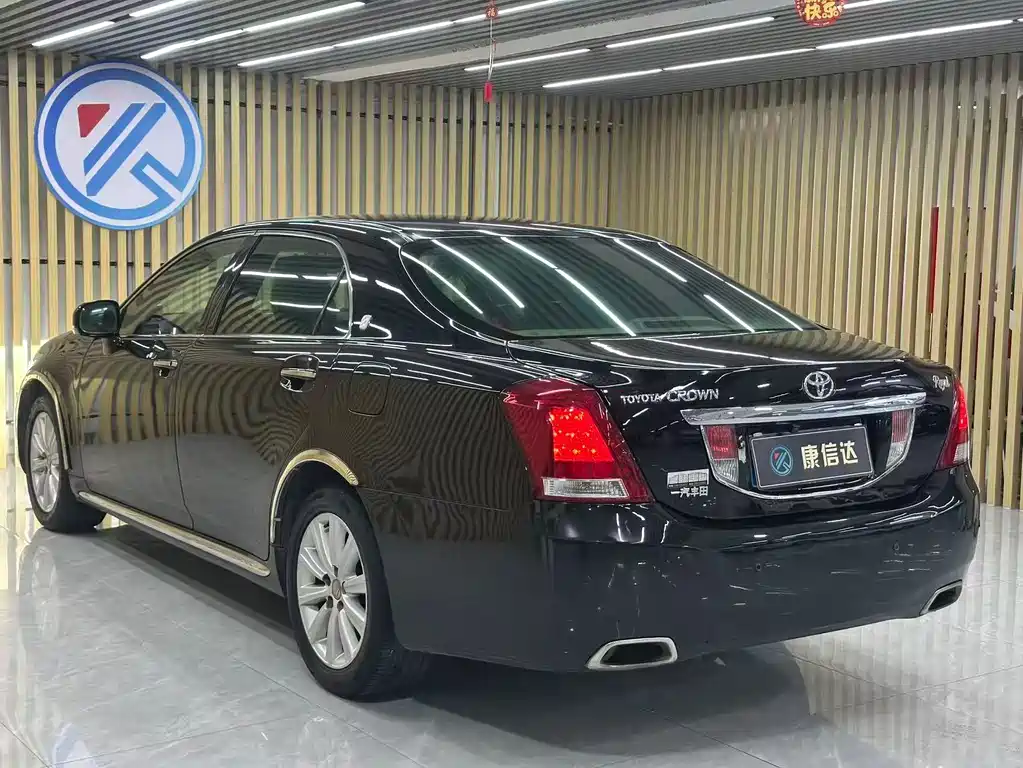 Toyota Crown — миниатюра 7