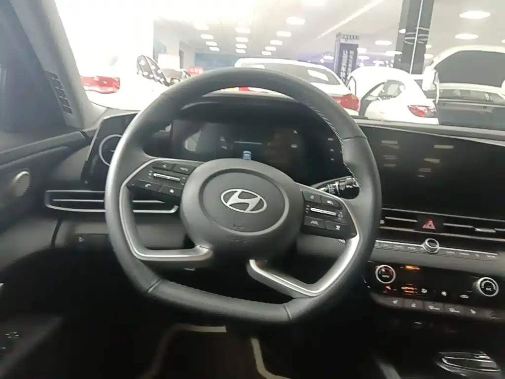 Hyundai Elantra — миниатюра 11