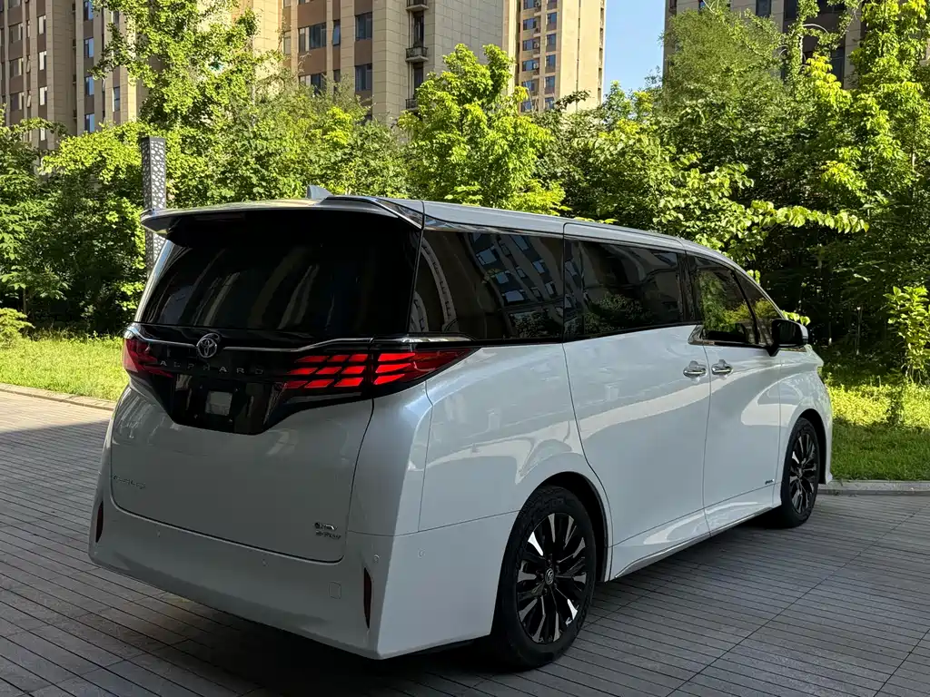 Toyota Alphard — миниатюра 7