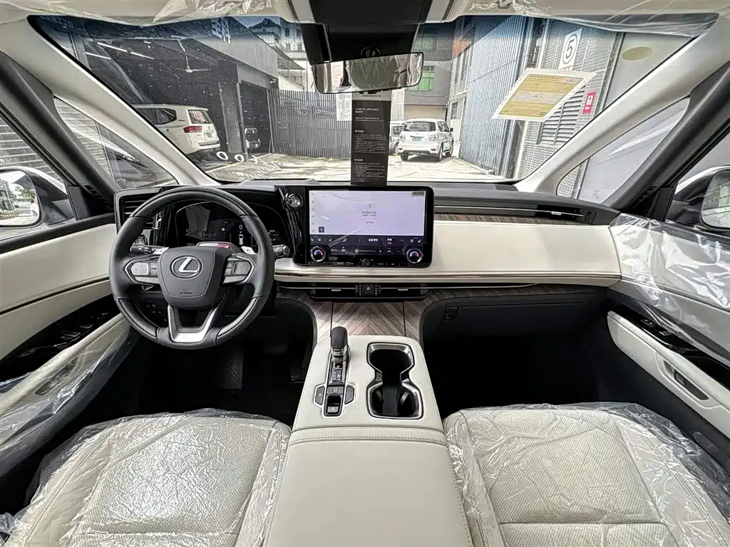 Lexus LM 2025 500h мест