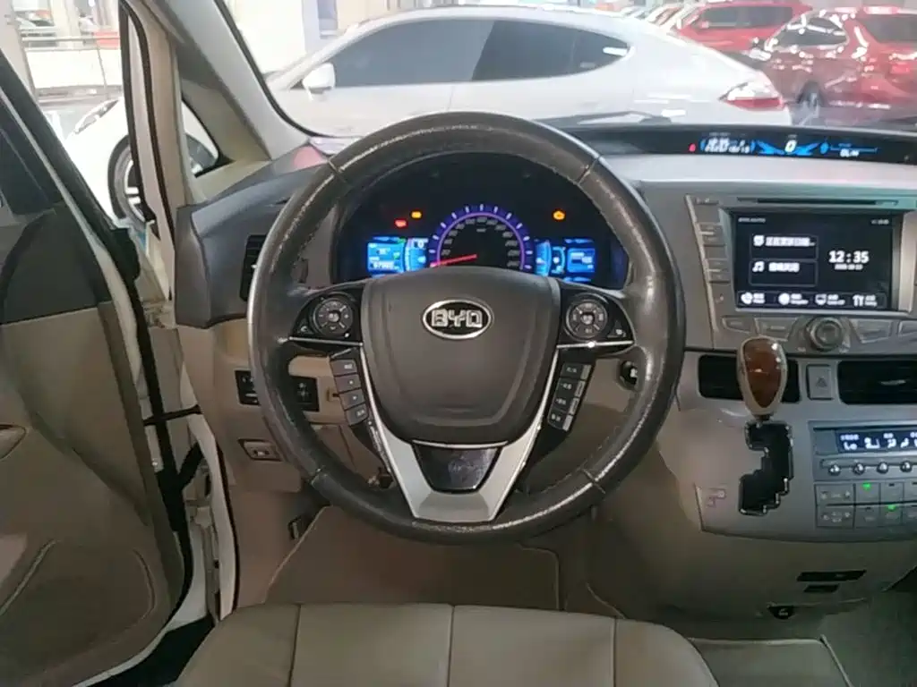 BYD M6 — миниатюра 11