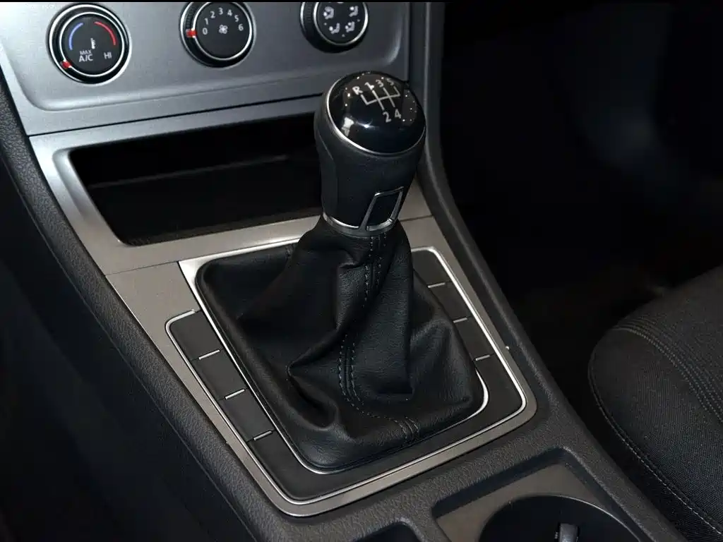 Volkswagen Golf 2015 1.6L MT Fashion