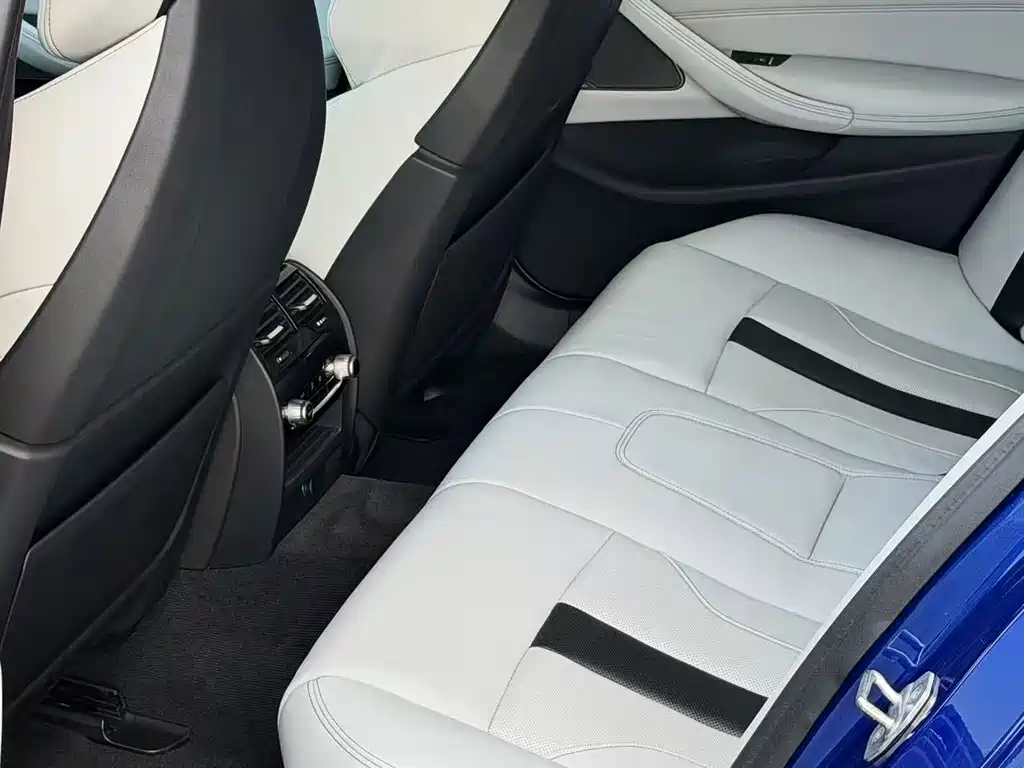 BMW M5 — миниатюра 11
