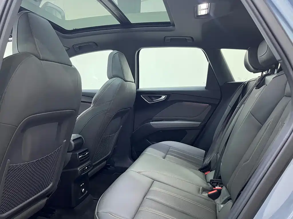Audi Q4 e-tron - фото 14