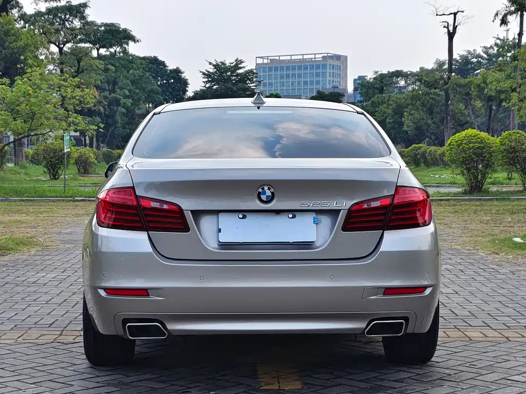 BMW 5 Series — миниатюра 14