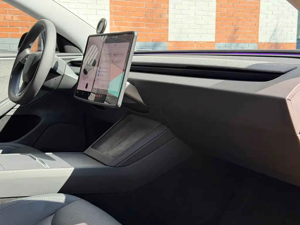 Tesla Model 3 — миниатюра 8