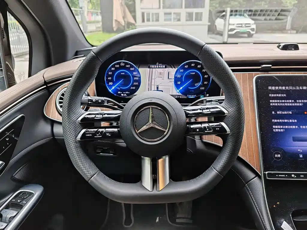 Mercedes-Benz EQE SUV — миниатюра 6
