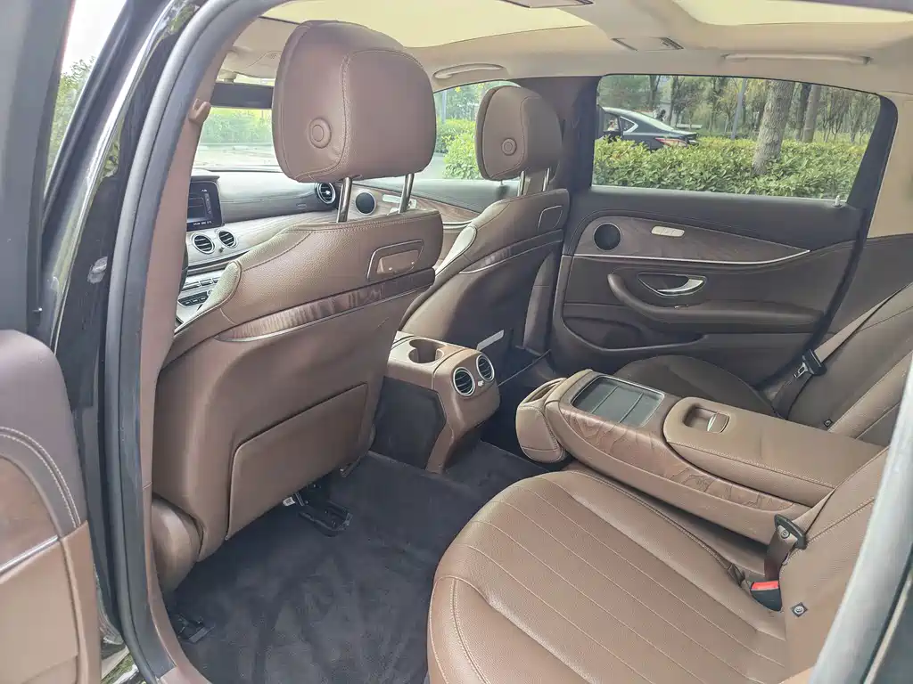 Mercedes-Benz E-Class — миниатюра 8