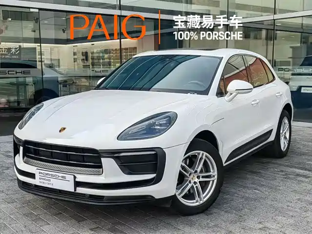 PORSCHE MACAN