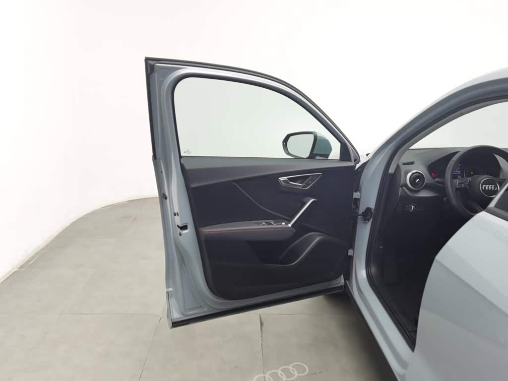 Audi Q2L 1.4 л 2022 г. Серебристо-серый, пробег 30400 км