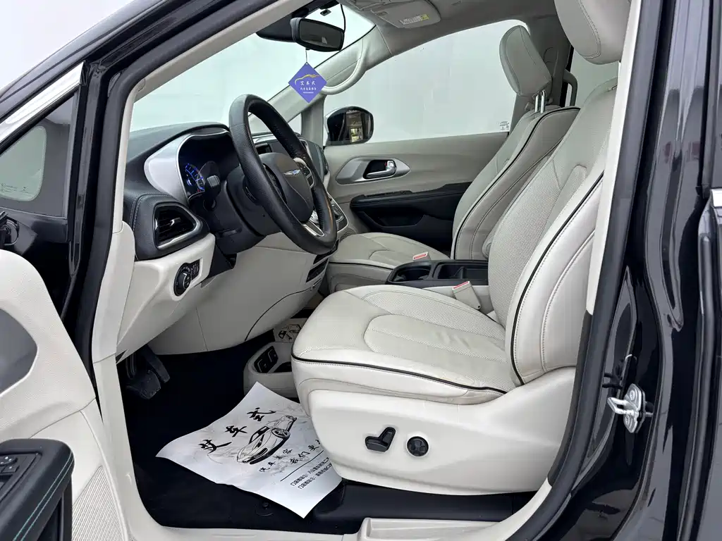 Chrysler Grand Voyager PHEV (Import) — миниатюра 15
