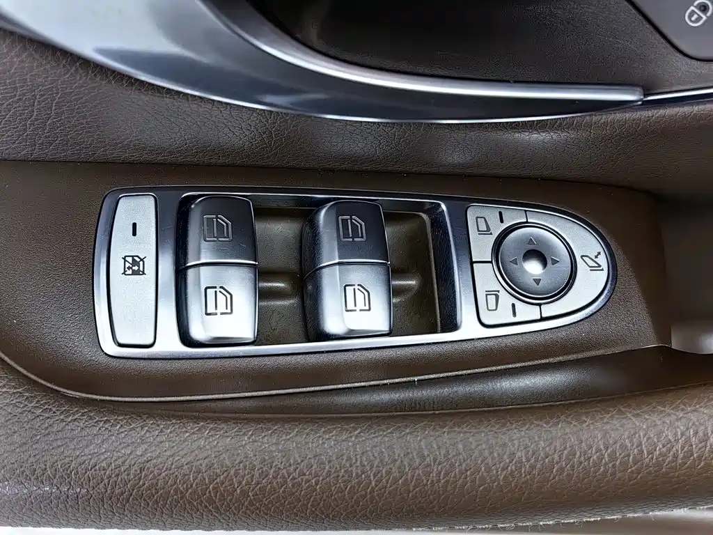 Mercedes-Benz E-Class — миниатюра 9