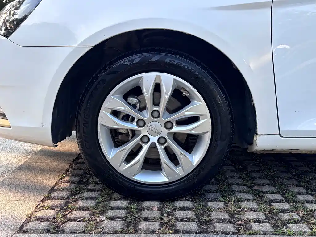 Geely Emgrand — миниатюра 5