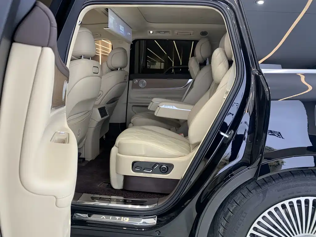 AITO ASK THE WORLD M9