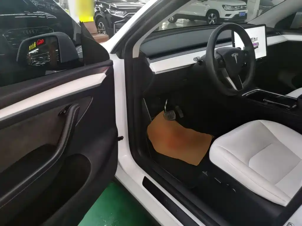 Tesla Model Y — миниатюра 16