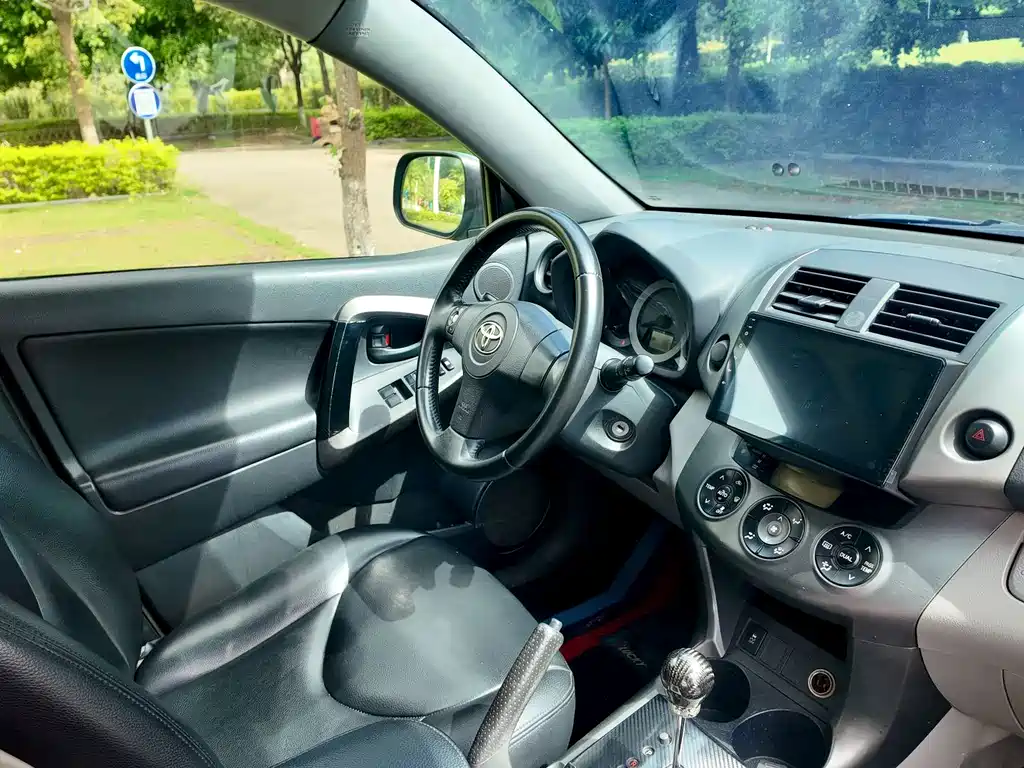 Toyota RAV4 — миниатюра 30