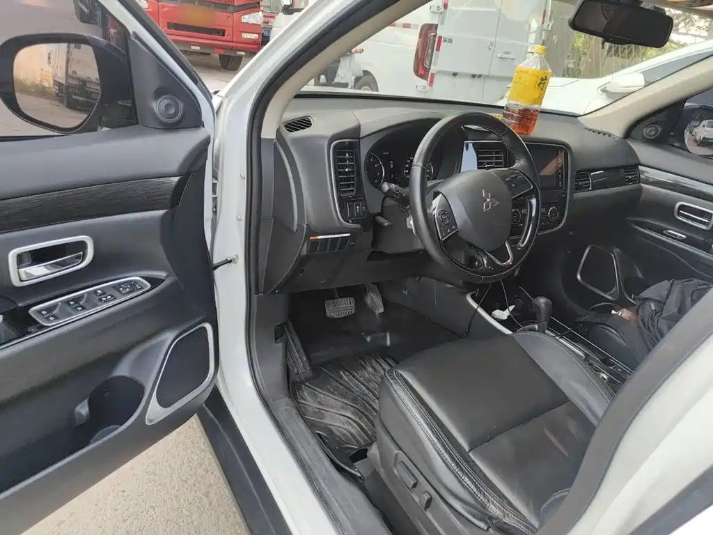 Mitsubishi Outlander — миниатюра 12
