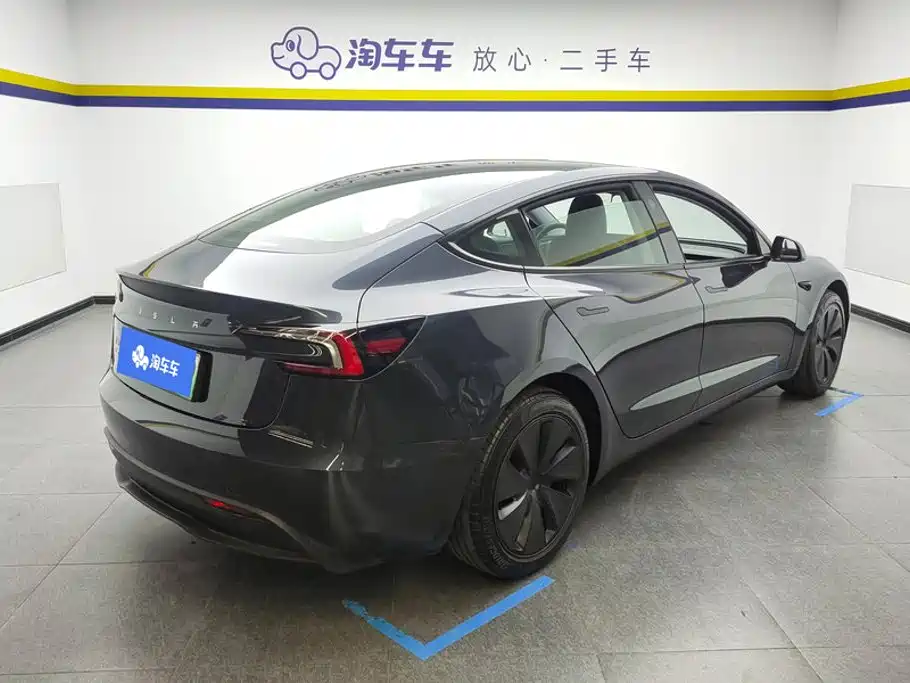 Tesla Model 3 — миниатюра 3