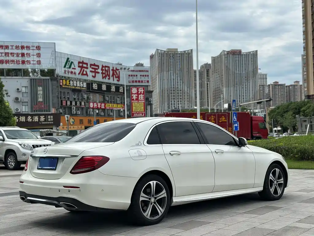 Mercedes-Benz E-Class — миниатюра 6