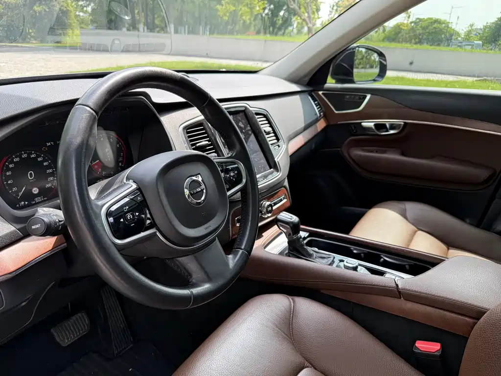 Volvo XC90 2018 T6 5 мест
