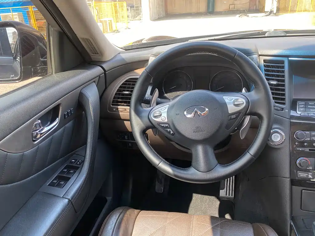 Infiniti QX70 — миниатюра 11