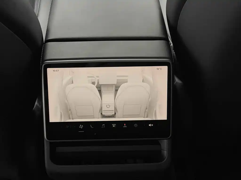 Tesla Model 3 — миниатюра 7