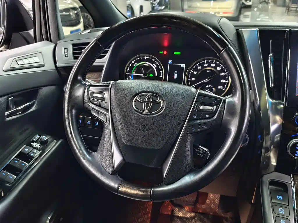 Toyota Alphard — миниатюра 10