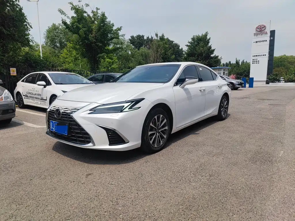 Lexus ES 2025