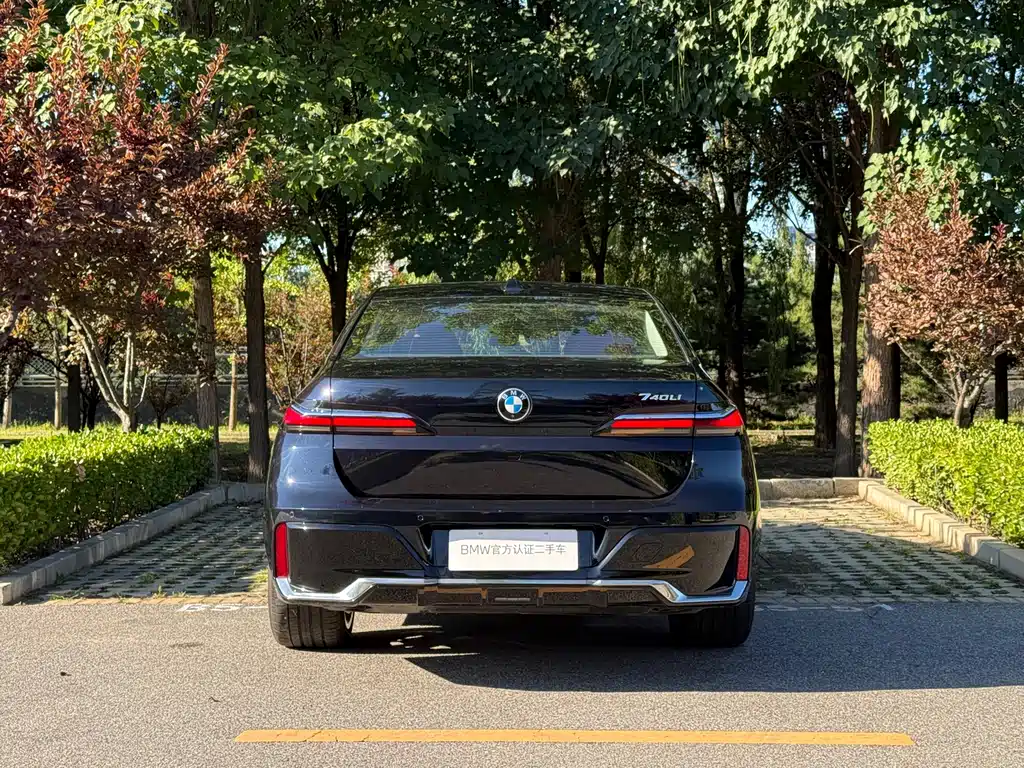 BMW 7 Series — миниатюра 3