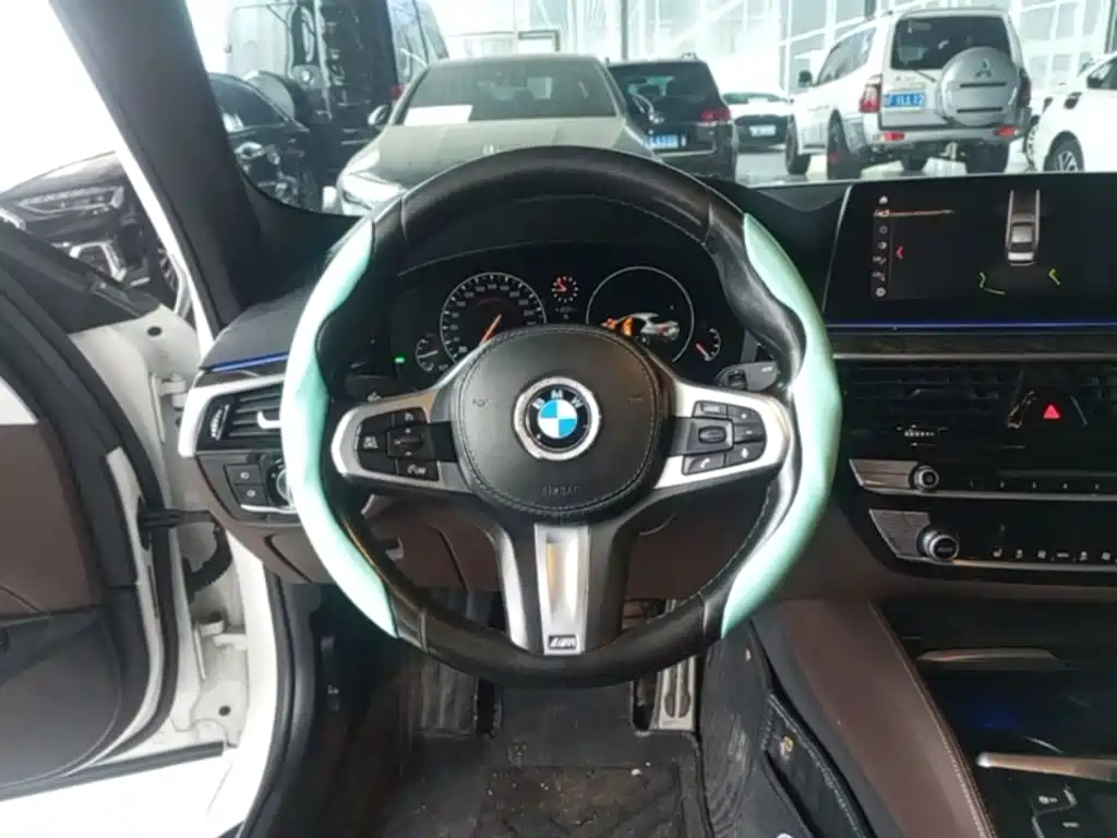 BMW 5 Series — миниатюра 11