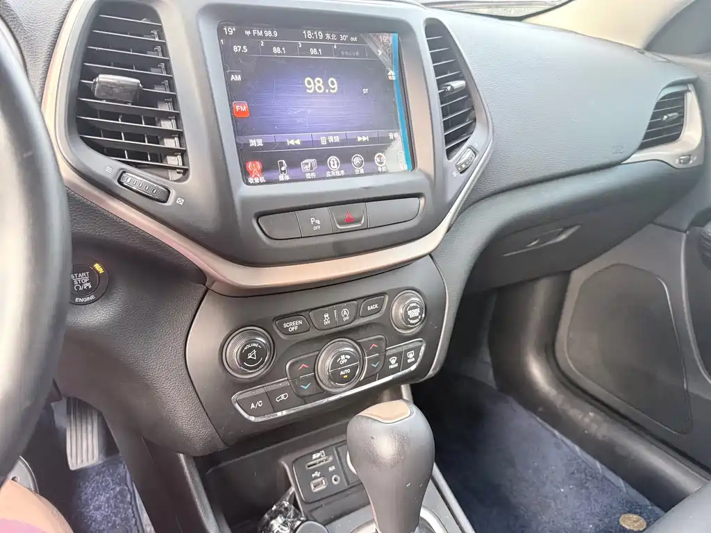 Jeep Cherokee — миниатюра 10