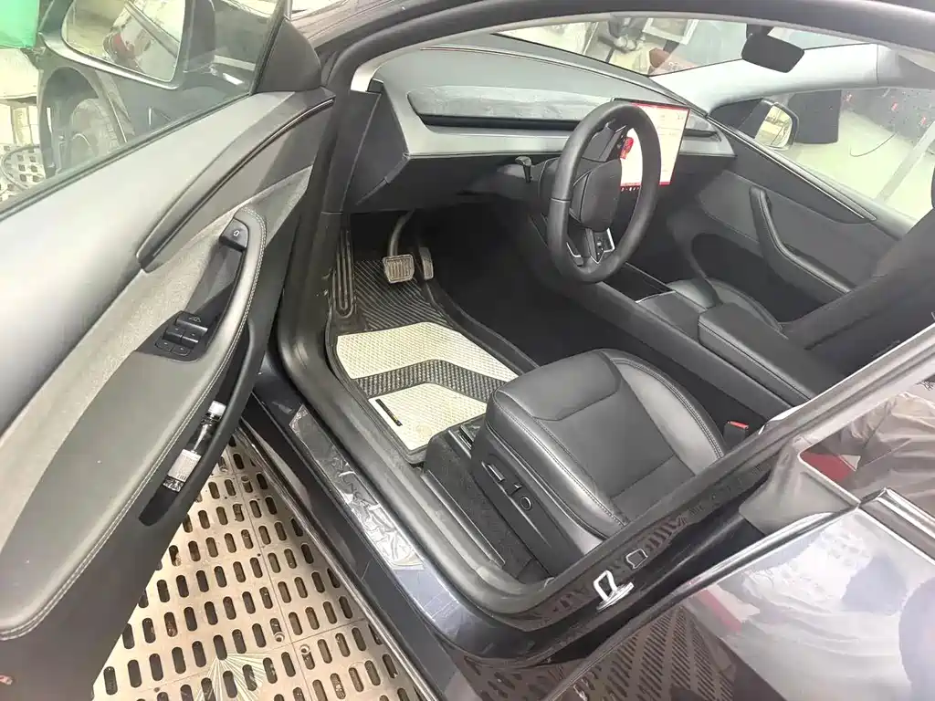 Tesla Model Y — миниатюра 4