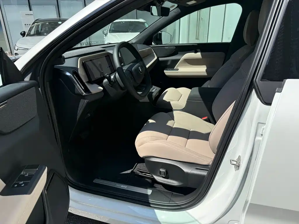 Volvo XC70 PHEV — миниатюра 12